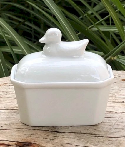 Petites terrines blanches en porcelaine