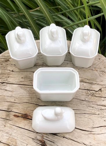 Petites terrines blanches en porcelaine
