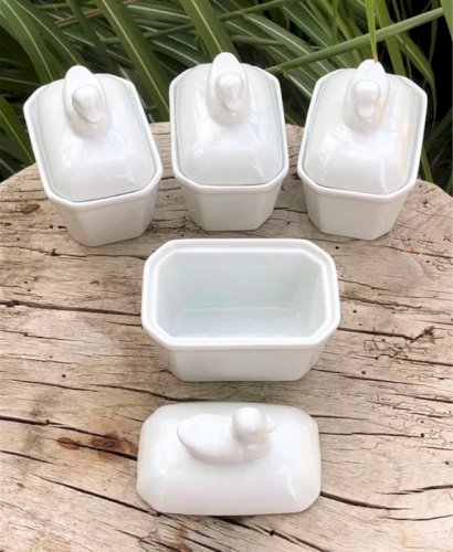 Petites terrines blanches en porcelaine