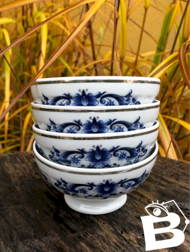 Petits bols en porcelaine de Limoges motifs fleurs bleues