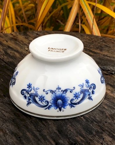 Petits bols en porcelaine de Limoges motifs fleurs bleues
