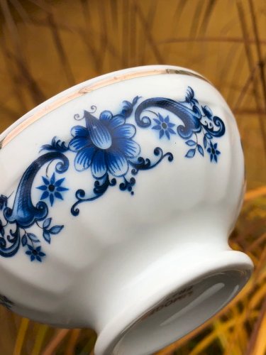 Petits bols en porcelaine de Limoges motifs fleurs bleues