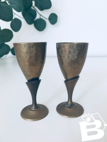 Petits verres en laiton