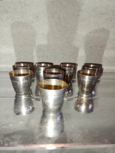 Rare lot of 8 old silver-plated liqueur glasses signed St. Medard in good condition.