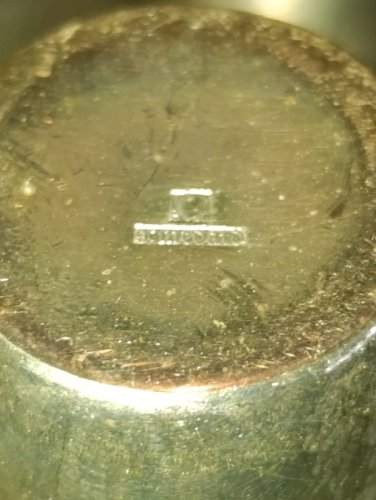 peu courant lot de 8 anciens verres à liqueur metal argente signés st medard en bon etat