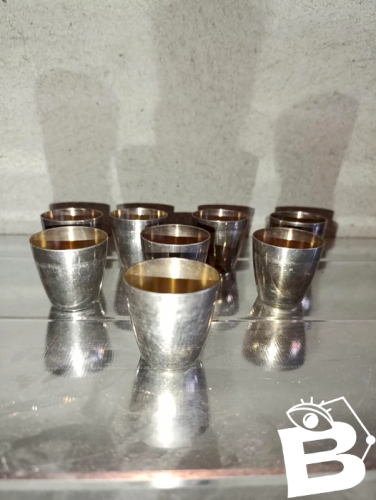 peu courant lot de 8 anciens verres à liqueur metal argente signés st medard en bon etat