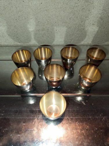 peu courant lot de 8 anciens verres à liqueur metal argente signés st medard en bon etat
