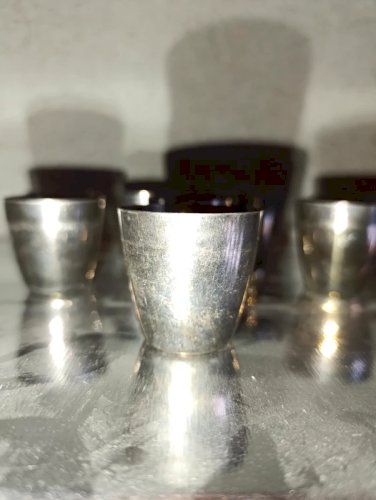 peu courant lot de 8 anciens verres à liqueur metal argente signés st medard en bon etat