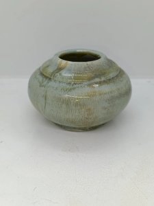 peu courant petit vase boule Disley signé CD Nowell en bon etat