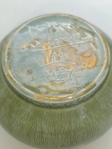 peu courant petit vase boule Disley signé CD Nowell en bon etat