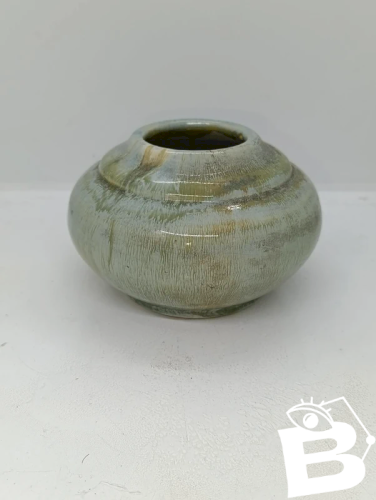 peu courant petit vase boule Disley signé CD Nowell en bon etat