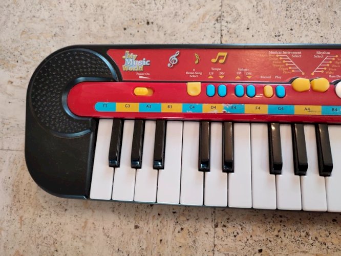Piano electronique en bon etat marque simba