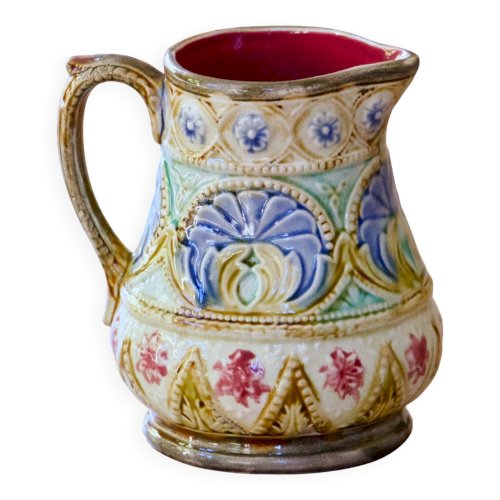 Pichet ancien du XIXe siècle en barbotine polychrome signé Nimy-les-Mons