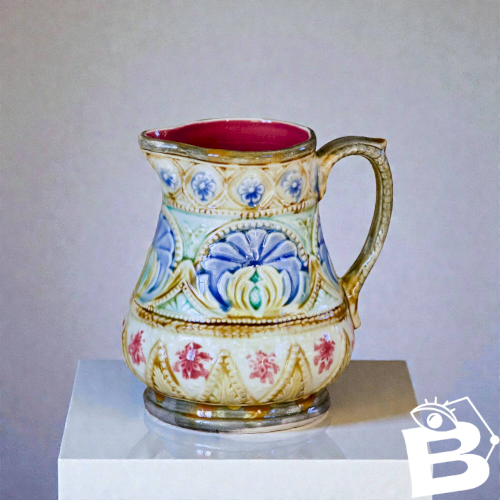 Pichet ancien du XIXe siècle en barbotine polychrome signé Nimy-les-Mons