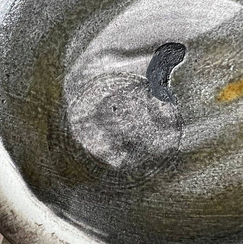 Pichet ancien du XIXe siècle en barbotine polychrome signé Nimy-les-Mons