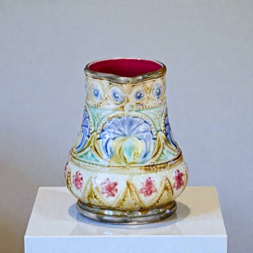 Pichet ancien du XIXe siècle en barbotine polychrome signé Nimy-les-Mons