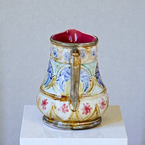 Pichet ancien du XIXe siècle en barbotine polychrome signé Nimy-les-Mons