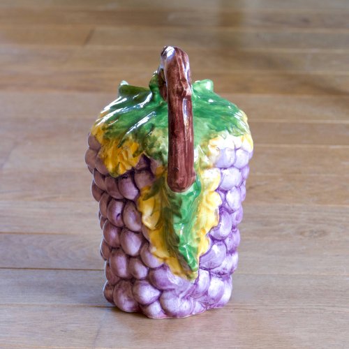 Pichet ancien en barbotine de Bassano, modèle raisin