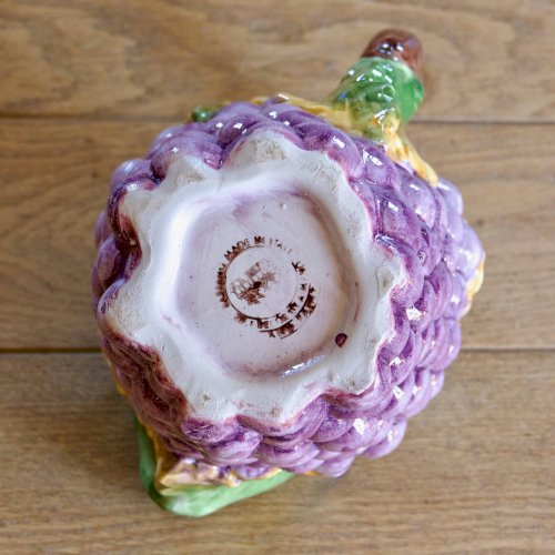 Pichet ancien en barbotine de Bassano, modèle raisin