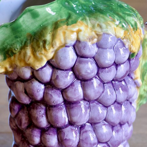 Pichet ancien en barbotine de Bassano, modèle raisin