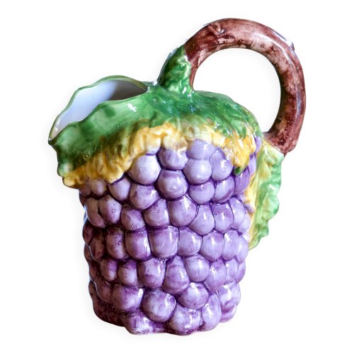 Pichet ancien en barbotine de Bassano, modèle raisin