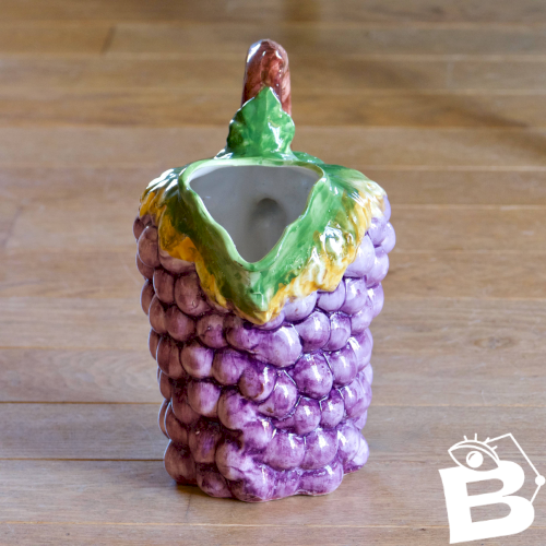 Pichet ancien en barbotine de Bassano, modèle raisin