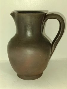 pichet ancien en gres signé Jean Dubost en bon etat