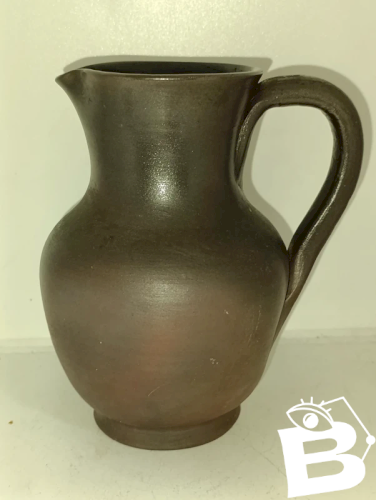 pichet ancien en gres signé Jean Dubost en bon etat