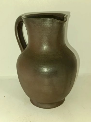 pichet ancien en gres signé Jean Dubost en bon etat