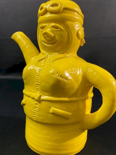 Pichet anthropomorphe en grès émaillé jaune signé et daté 1957