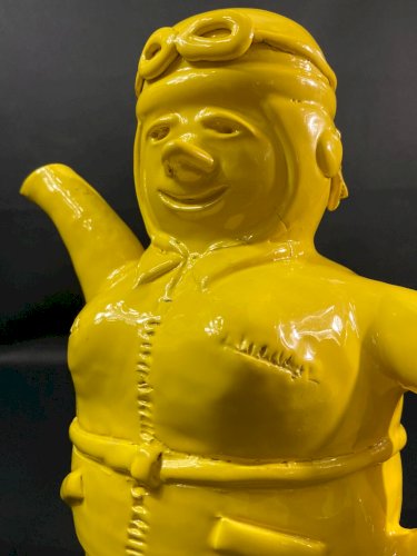 Pichet anthropomorphe en grès émaillé jaune signé et daté 1957