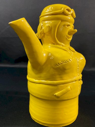 Pichet anthropomorphe en grès émaillé jaune signé et daté 1957