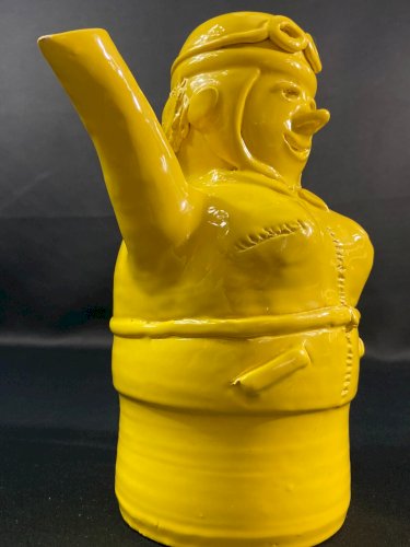 Pichet anthropomorphe en grès émaillé jaune signé et daté 1957