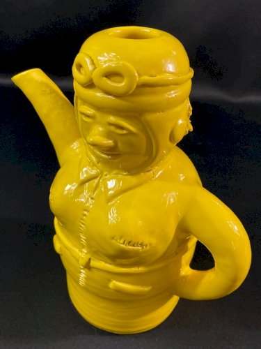 Pichet anthropomorphe en grès émaillé jaune signé et daté 1957