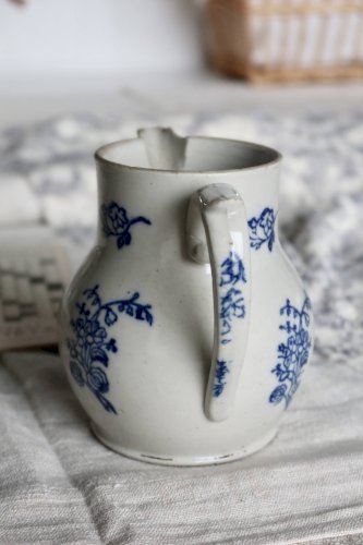 Pichet antique en terre dacier Saint-Uze motif fleuri bleu cobalt
