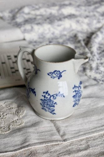 Pichet antique en terre dacier Saint-Uze motif fleuri bleu cobalt