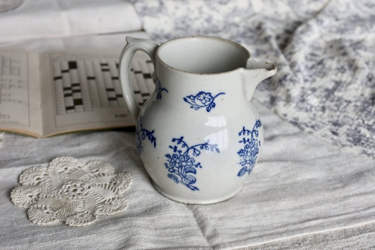 Pichet antique en terre dacier Saint-Uze motif fleuri bleu cobalt