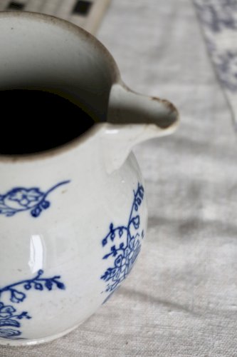 Pichet antique en terre dacier Saint-Uze motif fleuri bleu cobalt