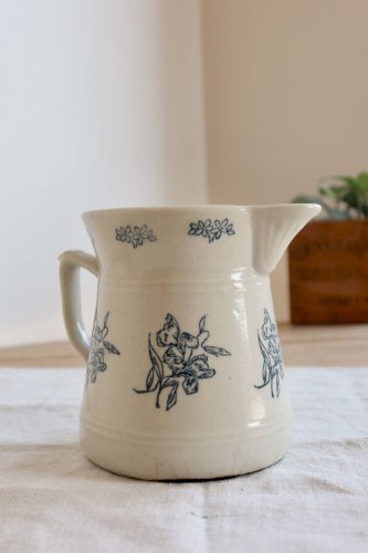 Pichet antique en terre dacier Saint-Uze motif fleurs