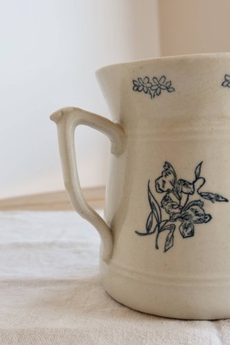 Pichet antique en terre dacier Saint-Uze motif fleurs