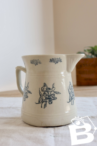 Pichet antique en terre dacier Saint-Uze motif fleurs