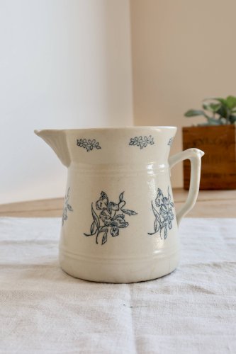 Pichet antique en terre dacier Saint-Uze motif fleurs