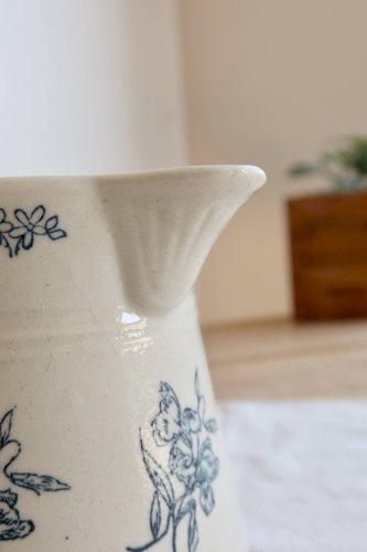 Pichet antique en terre dacier Saint-Uze motif fleurs
