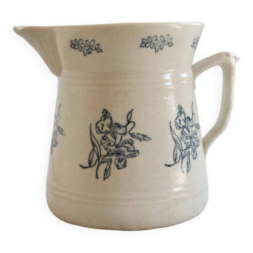 Pichet antique en terre dacier Saint-Uze motif fleurs