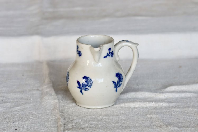 Pichet antique terre dacier Saint-Uze motif fleuri bleu cobalt