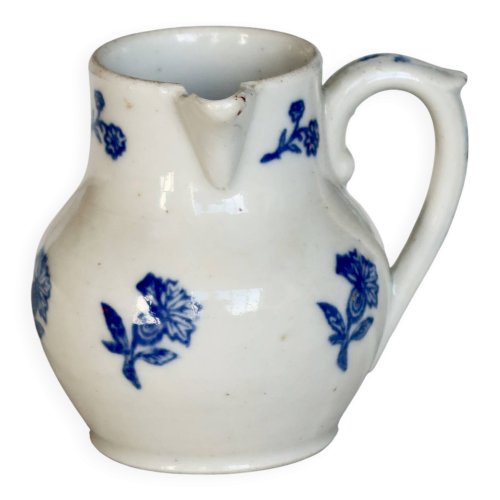 Pichet antique terre dacier Saint-Uze motif fleuri bleu cobalt