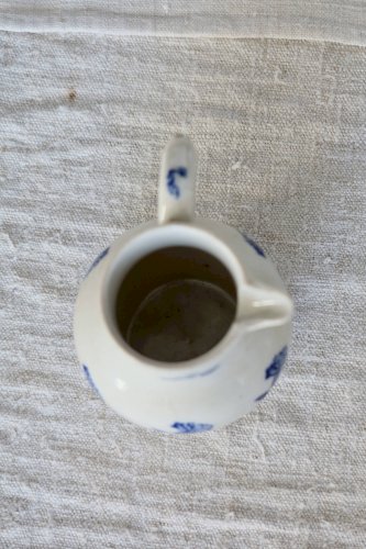 Pichet antique terre dacier Saint-Uze motif fleuri bleu cobalt