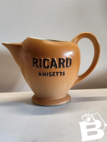 pichet boule fabrique par les ateliers de ceramique Ricard en bon etat