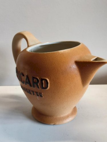 pichet boule fabrique par les ateliers de ceramique Ricard en bon etat