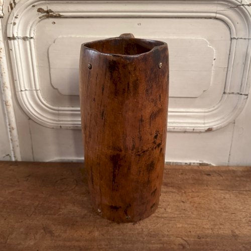 Pichet brutaliste en bois monoxyde rehaussé de clous art populaire XXe M3622